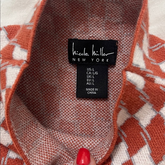 Rust and White Checkered Sleeveless Knit top - Picture 6 of 7